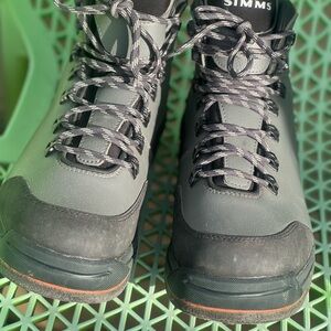 Simms Unisex Black and Gray felt bottom fly fishing boots.